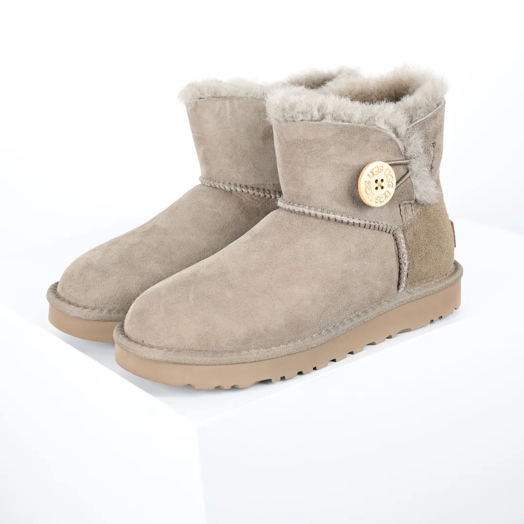 Pick up locally 💰540 The core recommendation is good price UGG basic Bailey twist style Xiaohongshu hot style Henan Longfeng leather production Sheepskin integrated top quality in the market 2-3 cm cashmere insole to keep warm in winter and a very suitable choice for home use UUG has launched a style series in the new year, which is partially geared towards the preferences of young consumers and has also moved to the forefront of fashion trends. Shoe body material Water-repellent coated suede upper 17mm UGGPURE™ implanted wool insole Lightweight non-slip comfortable rubber outsole With brand LOGO Trademark Comes with full packaging Size: 35 36 37 38 39 40